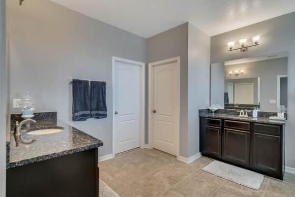 15890-Citrus-Grove-Loop-Winter-Garden-FL-34787-16-Master-Bathroom-600x400