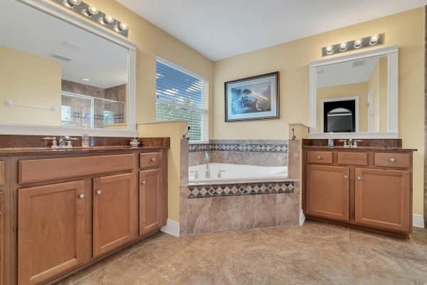 15216-Hayworth-Dr-Winter-Garden-FL-34787-26-Master-Bathroom-600x400-1 15216-Hayworth-Dr-Winter-Garden-FL-34787-26-Master-Bathroom-600x400-1