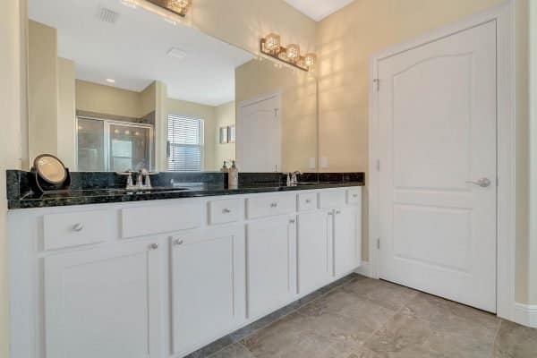 11637-Brickyard-Pond-Ln-Windermere-FL-34786-36-Master-Bathroom-600x400-1