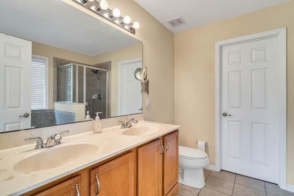 14826-Tullamore-Loop-Winter-Garden-FL-34787-26-Master-Bathroom-600x400-2