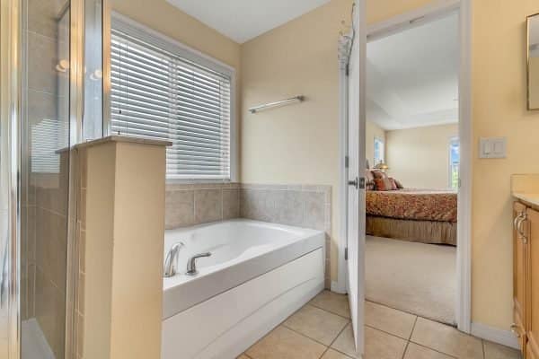 14826-Tullamore-Loop-Winter-Garden-FL-34787-27-Master-Bathroom-600x400-2