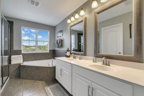 2989-Park-Meadow-Dr-Apopka-FL-32703-15-Master-Bathroom-600x400-1