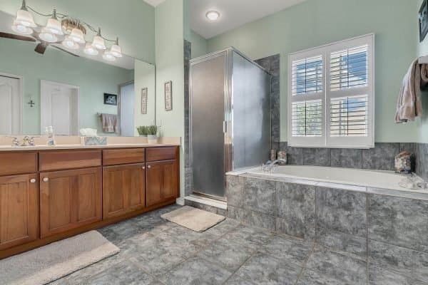 2115-Wintermere-Pointe-Dr-Winter-Garden-FL-34787-26-Master-Bathroom-600x400-1 2115-Wintermere-Pointe-Dr-Winter-Garden-FL-34787-26-Master-Bathroom-600x400-1