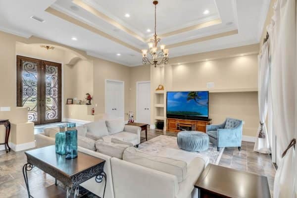 10125-Colt-Lane-Winter-Garden-FL-34787-06-Family-Room-600x400-1