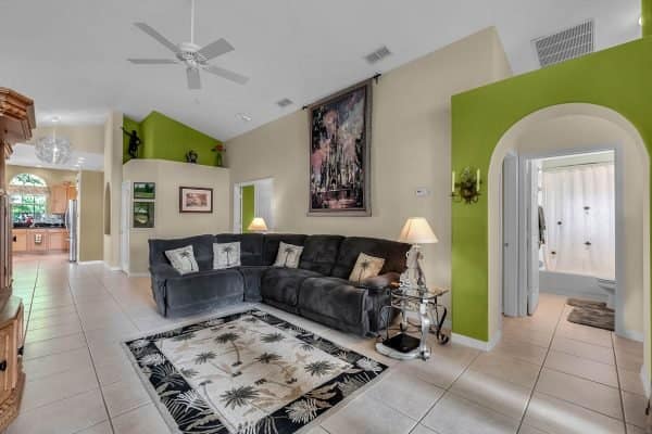 10626-Golden-Cypress-Ct-Orlando-FL-32836-07-Family-Room-600x400-1