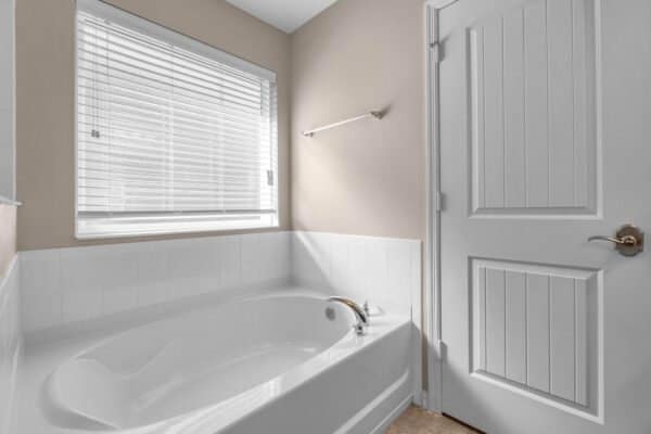 8007-Rail-Street-Winter-Garden-FL-34787-28-Master-Bathroom-600x400