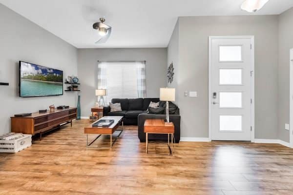 2333-Standing-Rock-Cir-Oakland-FL-34787-03-Family-Room-600x400-1