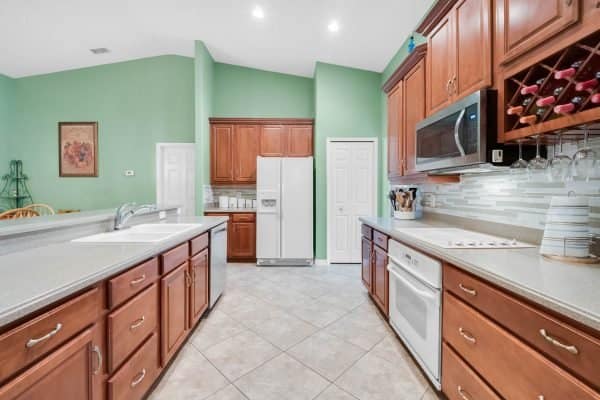 948-Burland-Cir-Winter-Garden-FL-34787-10-Kitchen-600x400-1