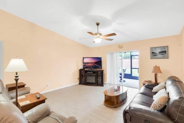 948-Burland-Cir-Winter-Garden-FL-34787-15-Family-Room-600x400-1